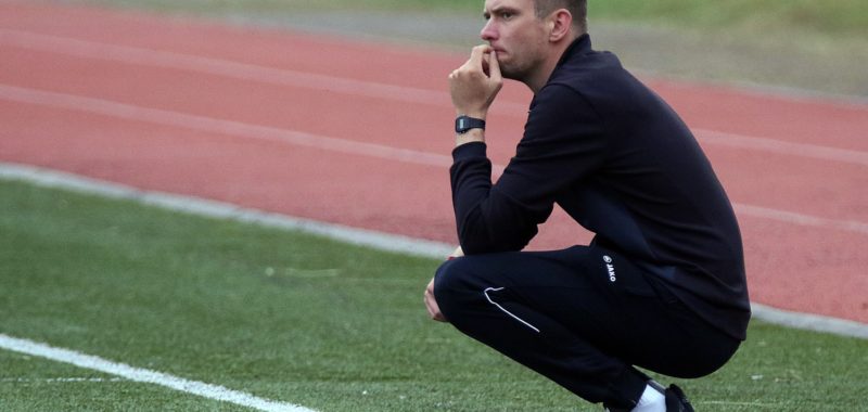 Niklas Welsch verlängert als Cheftrainer beim TuS 02
